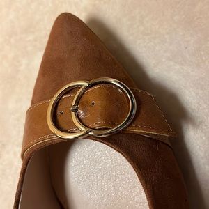 I am selling these shoes , these are women shoes , size 9 in a half